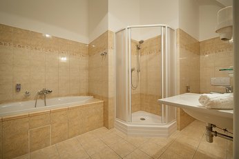 EA Zámecký hotel Hrubá Skála**** - dvoulůžkový pokoj, koupelna s vanou