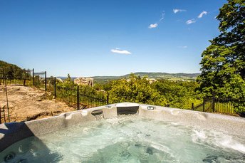 EA Chateau Hotel Hruba Skala**** - outdoor whirlpool with views of the Rock City