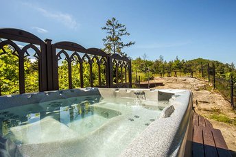 EA Chateau Hotel Hruba Skala**** - outdoor whirlpool with views of the Rock City